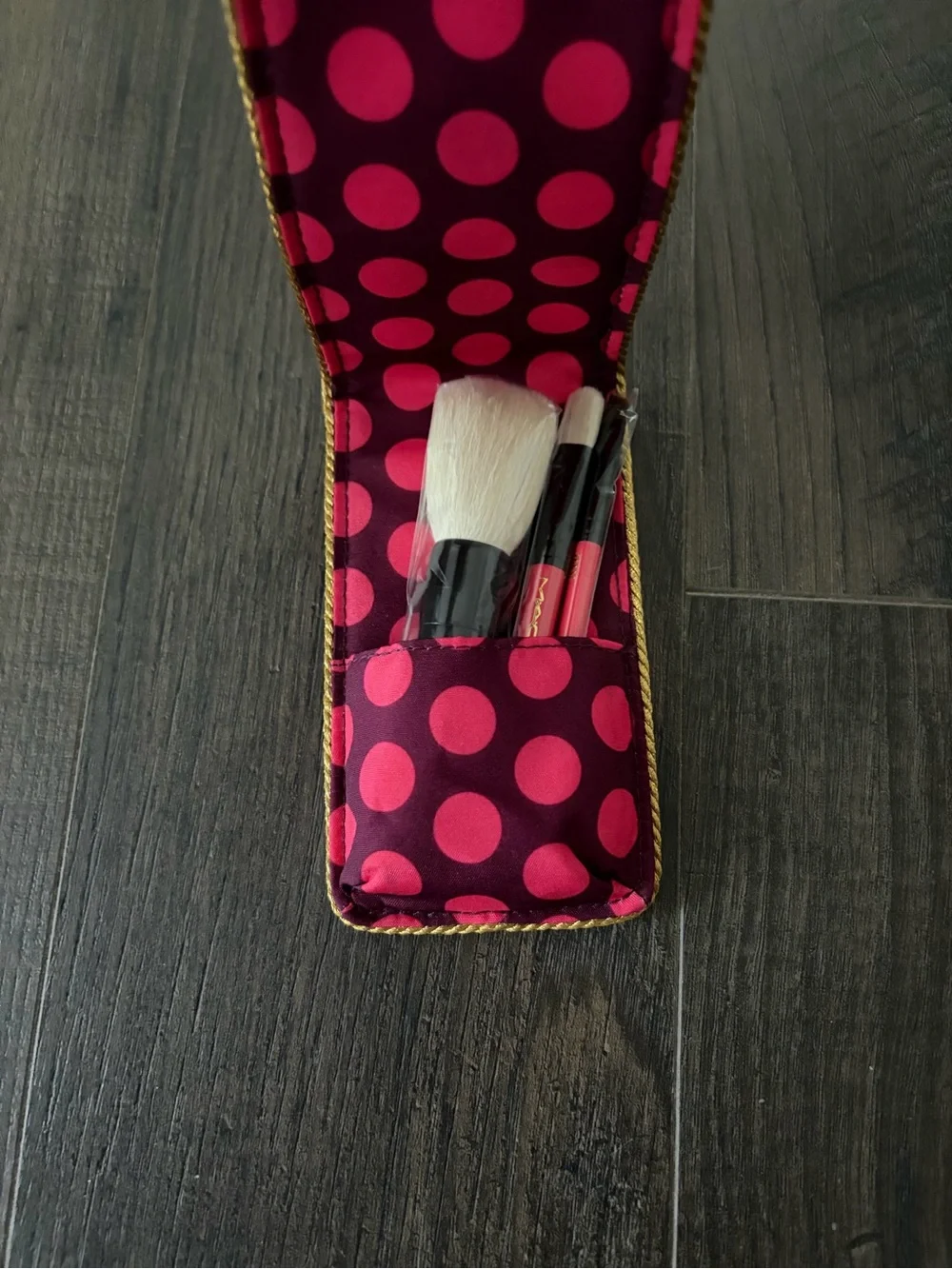 NEW MAC Mini Cosmetics case with 3 brushes